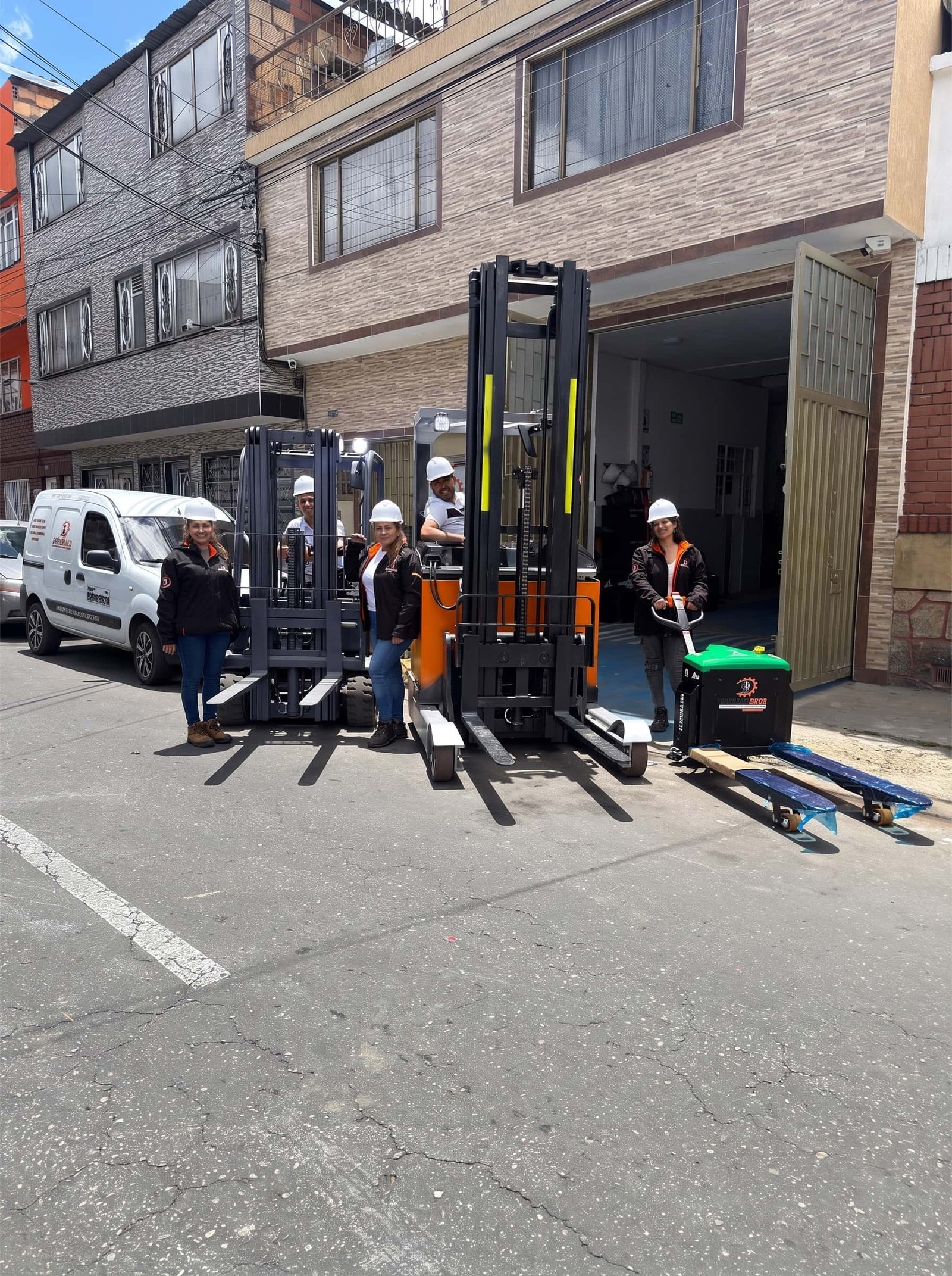 Familia y equipo SERPROMAQ en pleno